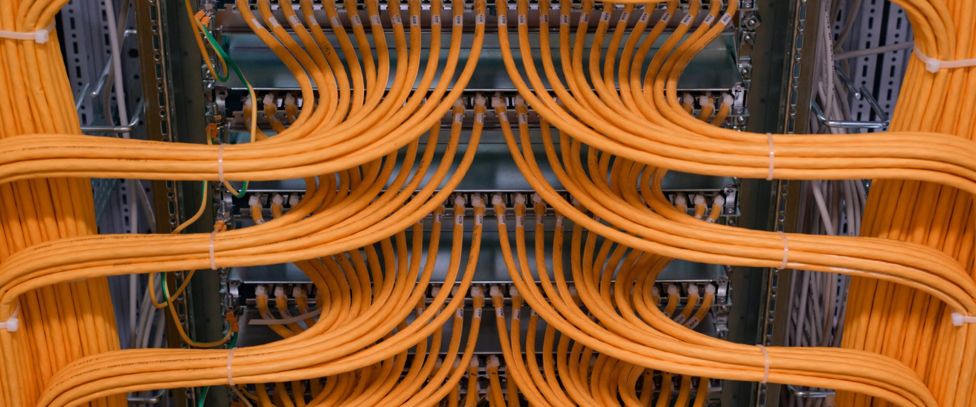 Netzwerk Switch und Netzwerkkabel in einem Rechenzentrum